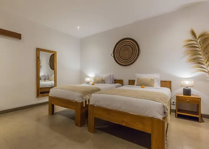 Lima - 5 Bdrs, Bbq, Living With Ac And Private Pool Villa *