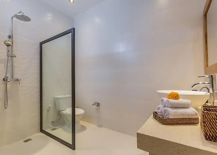 Lima - 5 Bdrs, Bbq, Living With Ac And Private Pool Seminyak