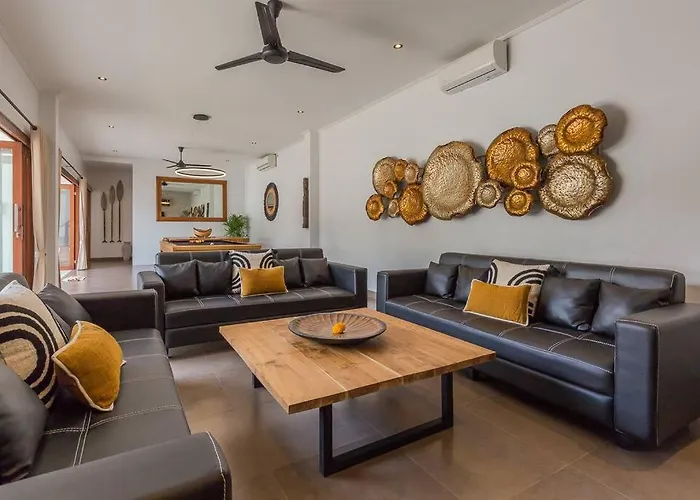 Lima - 5 Bdrs, Bbq, Living With Ac And Private Pool Villa *
