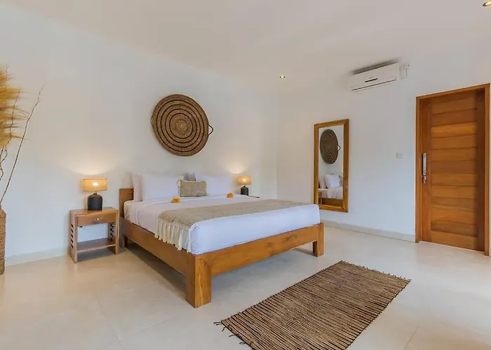Lima - 5 Bdrs, Bbq, Living With Ac And Private Pool Seminyak
