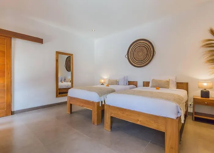 Villa Lima - 5 Bdrs, Bbq, Living With Ac And Private Pool Seminyak