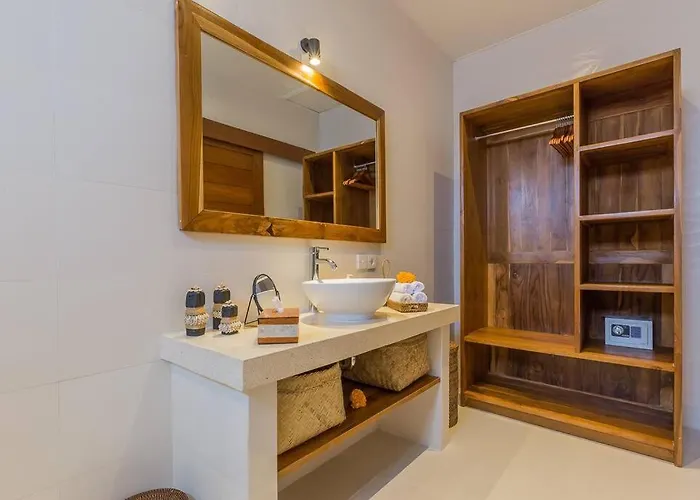 Lima - 5 Bdrs, Bbq, Living With Ac And Private Pool * Seminyak