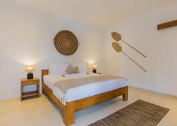 Lima - 5 Bdrs, Bbq, Living With Ac And Private Pool Seminyak