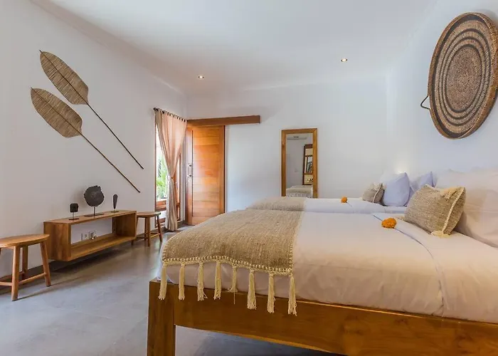 Lima - 5 Bdrs, Bbq, Living With Ac And Private Pool Villa