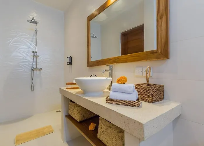 Lima - 5 Bdrs, Bbq, Living With Ac And Private Pool Seminyak