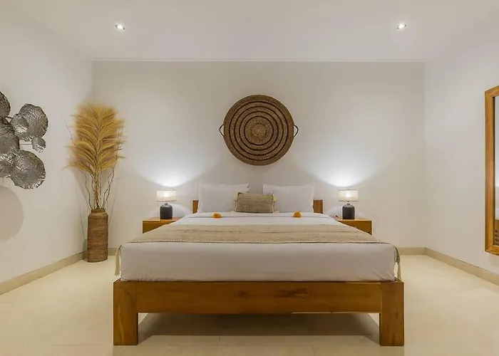 Lima - 5 Bdrs, Bbq, Living With Ac And Private Pool Villa Seminyak