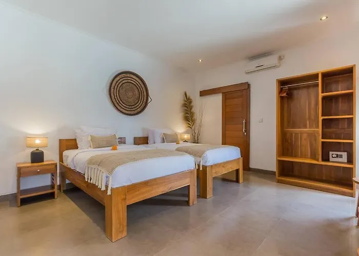 Lima - 5 Bdrs, Bbq, Living With Ac And Private Pool Seminyak