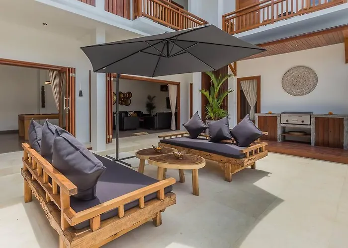 Lima - 5 Bdrs, Bbq, Living With Ac And Private Pool Villa Seminyak