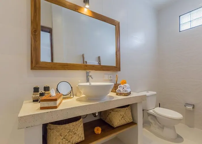 Lima - 5 Bdrs, Bbq, Living With Ac And Private Pool Villa Seminyak