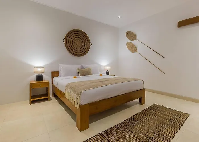 Lima - 5 Bdrs, Bbq, Living With Ac And Private Pool Villa *
